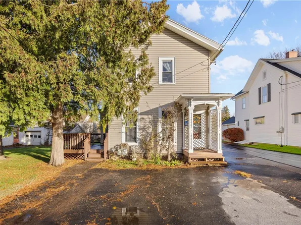 17 Jackson St, Lyons, NY 14489