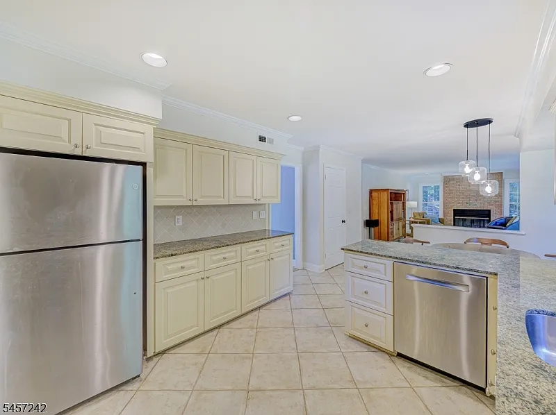 4 bed, 2.5 bath, $4,000 — Photo 4