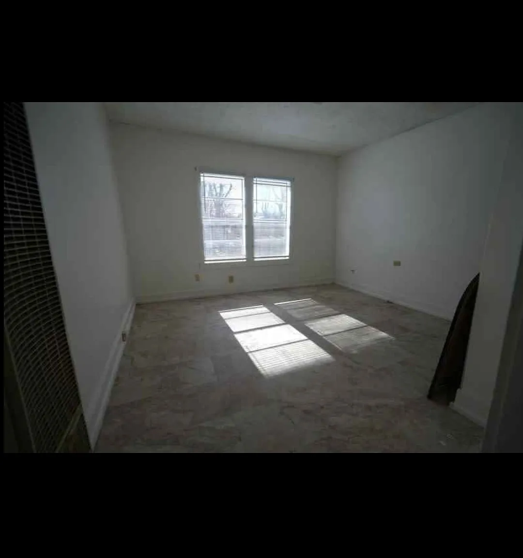 3 bed, 1070 sqft, $1,300 — Photo 2