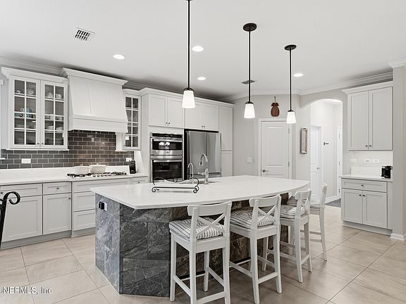 5th image of 24 GREENVIEW Lane