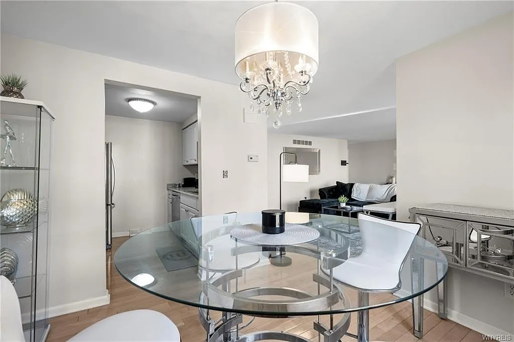 2 bed, 1015 sqft, $1,550 — Photo 4