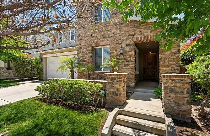5 bed, 3875 sqft, $6,950 — Photo 1