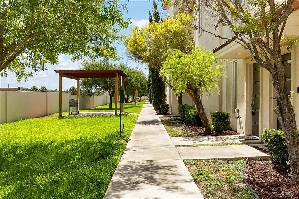 2 bed, 2.5 bath, 1349 sqft, $1,900 — Photo 4