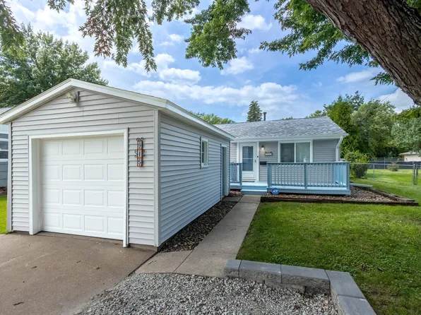 915 42nd St, Moline, IL 61265