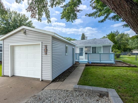 915 42nd St, Moline, IL 61265