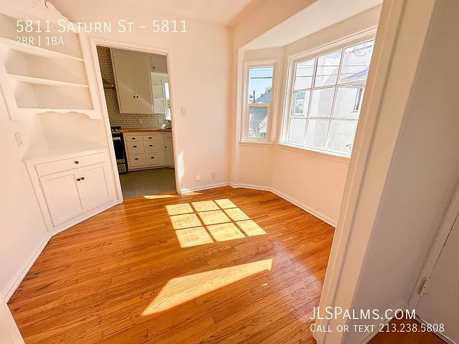 Vintage Top Floor 2 Bed W/Modern Kitchen! — Photo 2