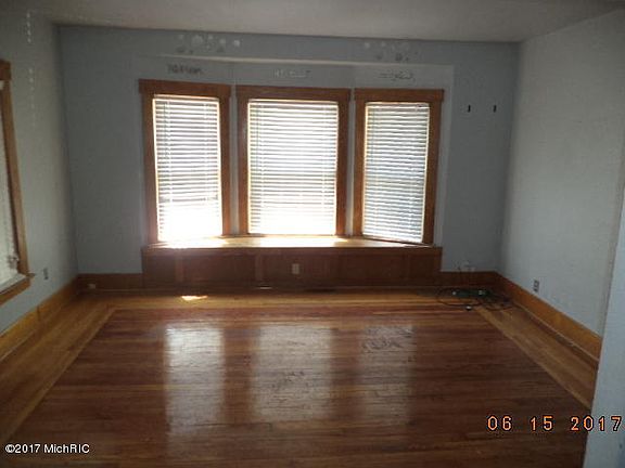 3rd image of 1125 Douglas Ave