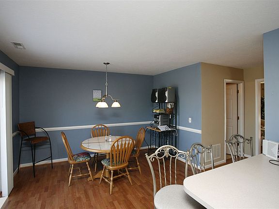 4th image of 295 Emerald Dr