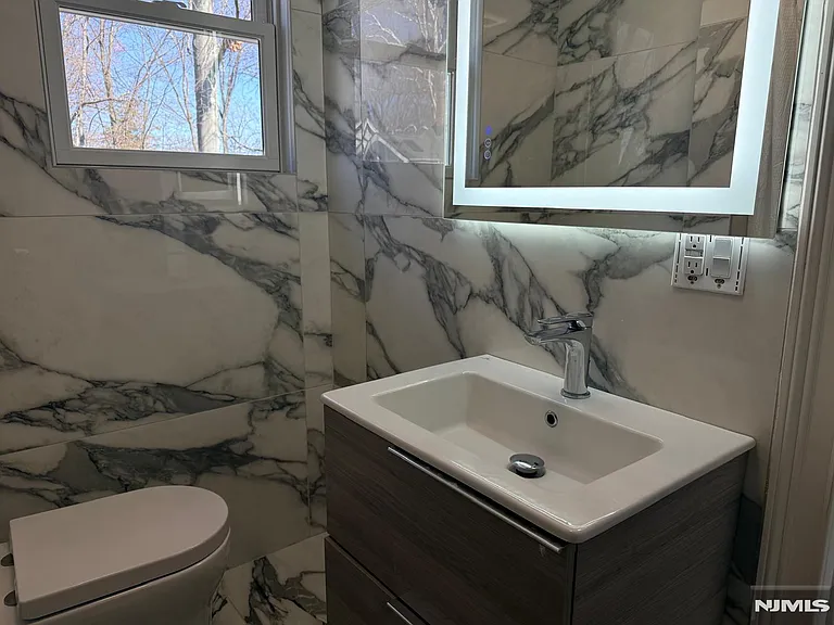 91 Columbus Dr — Photo 13