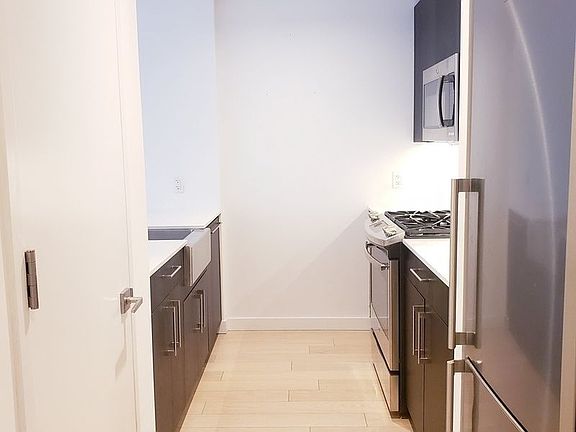 3rd image of 535 W 43rd St APT S9a