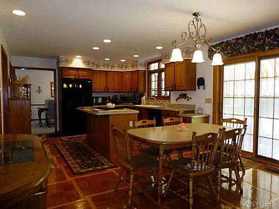5th image of 265 Deerwood Ln