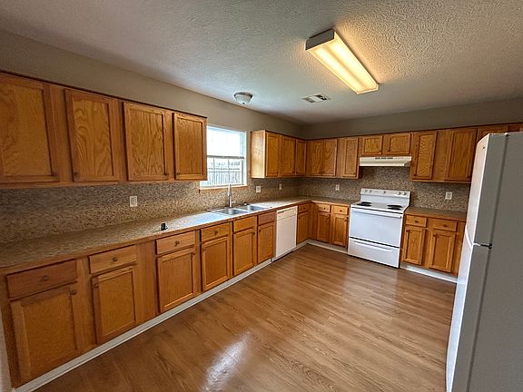4th image of 5053 Hawthorn Dr