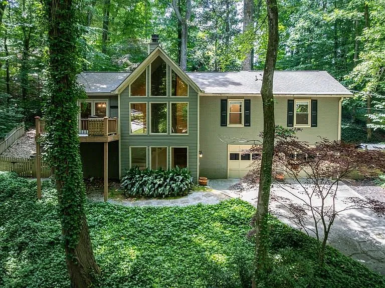 102 Vanessa Dr SE — Photo 1