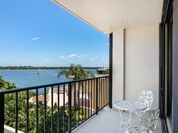 4th image of 130 LAKESHORE Drive #322