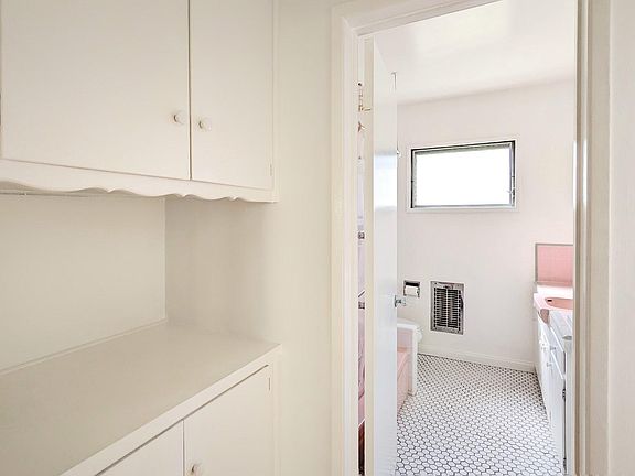 4th image of 1037 11th St #6