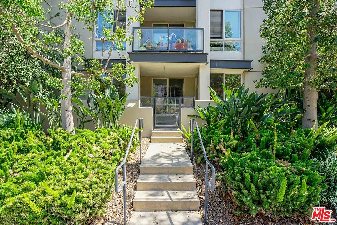 1 bed, 1.0 bath, 916 sqft, $3,795 — Photo 2