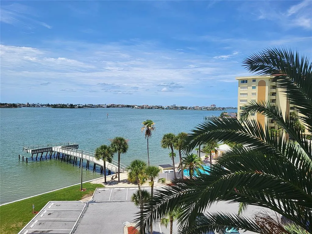 2 bed, 2.0 bath, 1050 sqft, $2,200 — Photo 2