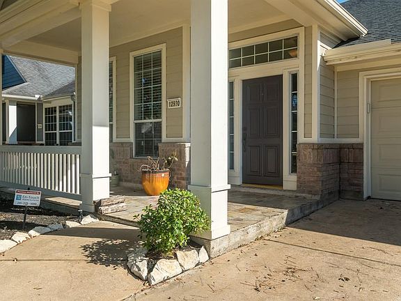 3rd image of 12930 Oakwood Manor Dr