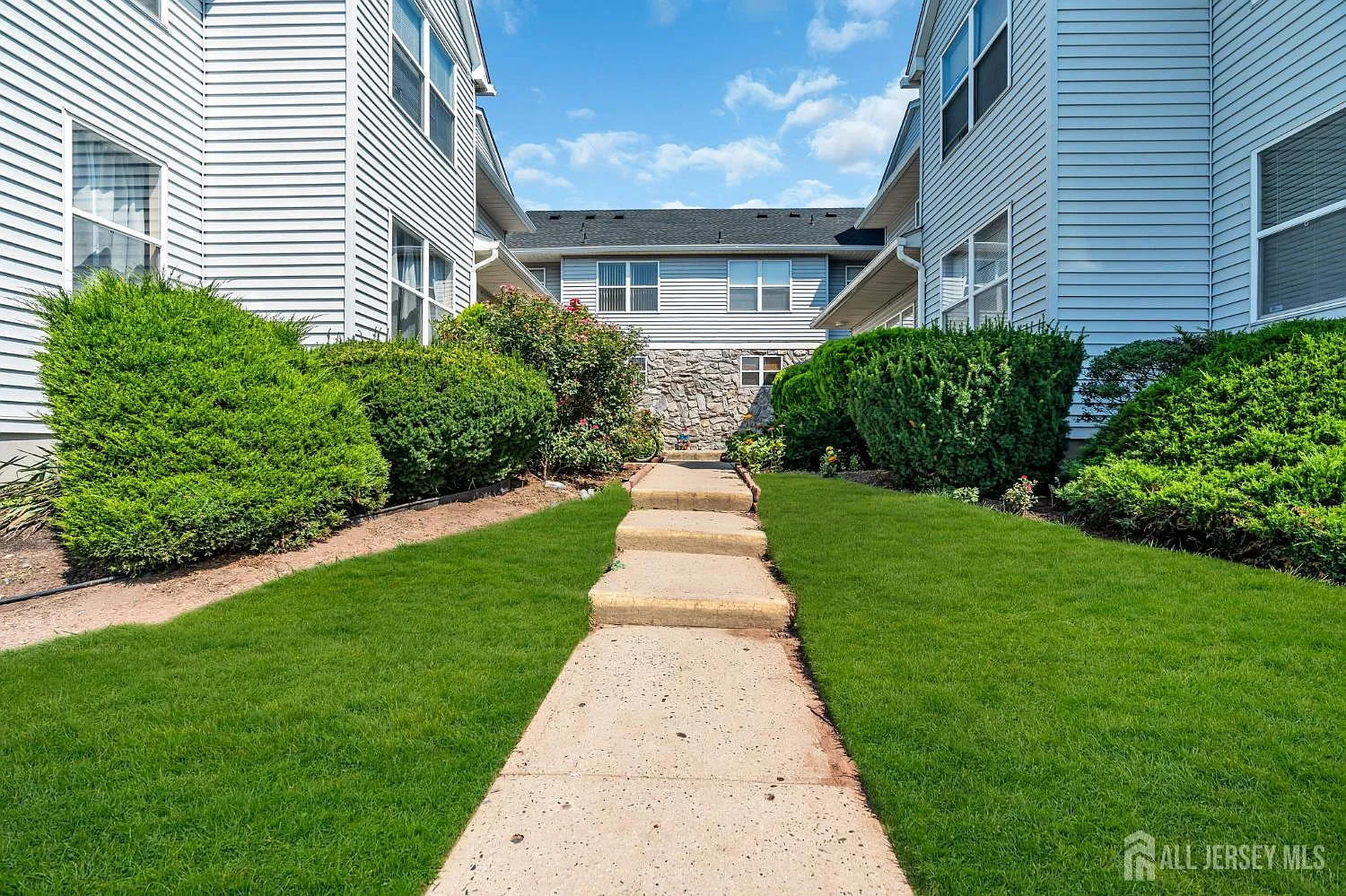 2 bed, 1.5 bath, 1200 sqft, $2,600 — Photo 3