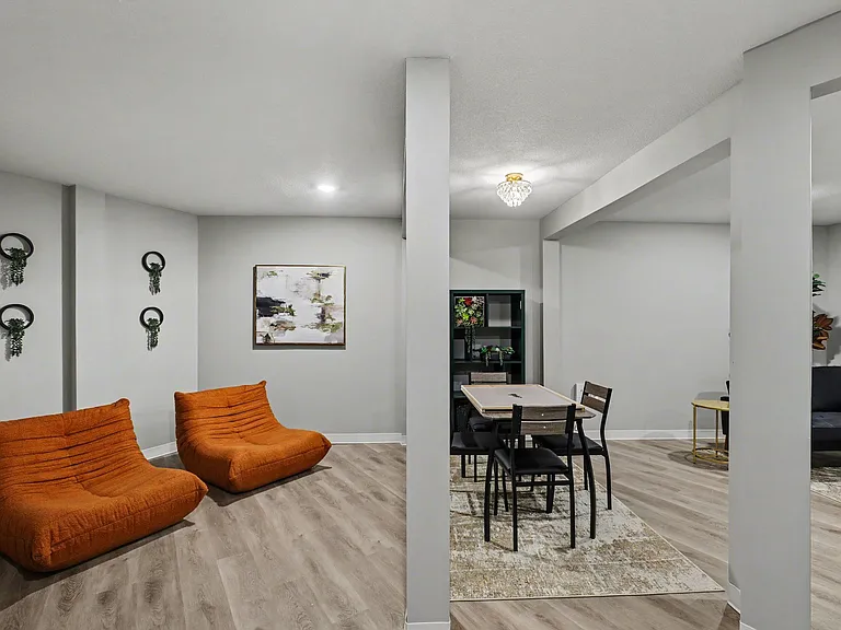 Mayfair Apartments — Photo 33