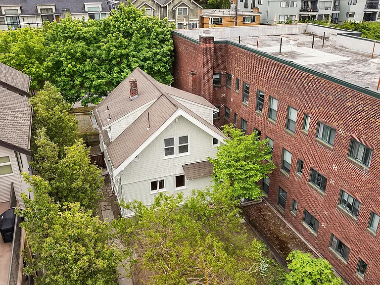 2031 Eastlake Ave E — Photo 2