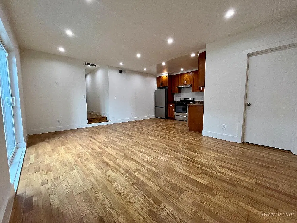 Charming 3Bed/2Bath Private Yard — Photo 3