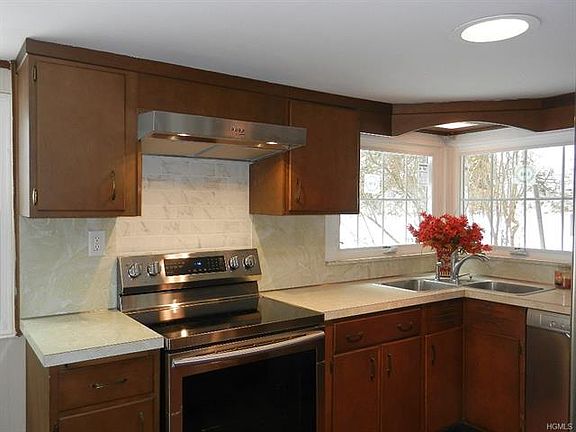4th image of 21 Leslie Dr