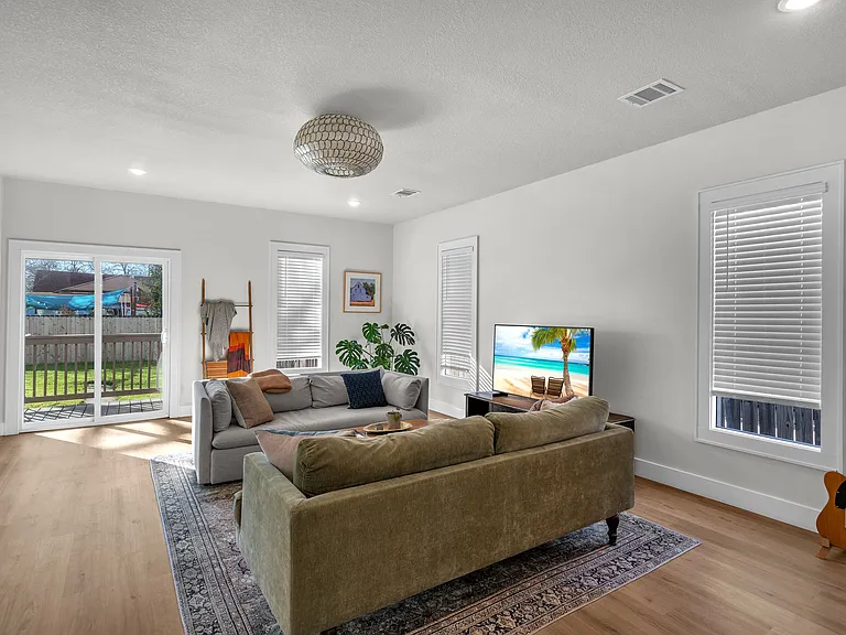 554 E Mitchell St — Photo 26