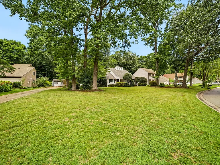 1044 Commodore Dr — Photo 31