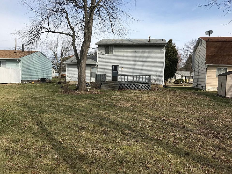 2nd image of 3326 31st St NE