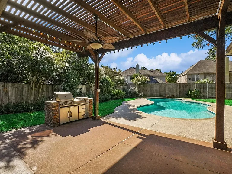 521 Chasewood Dr — Photo 2