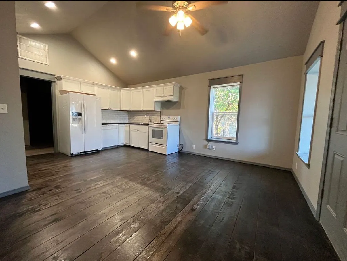 3 bed, 891 sqft, $1,295 — Photo 3