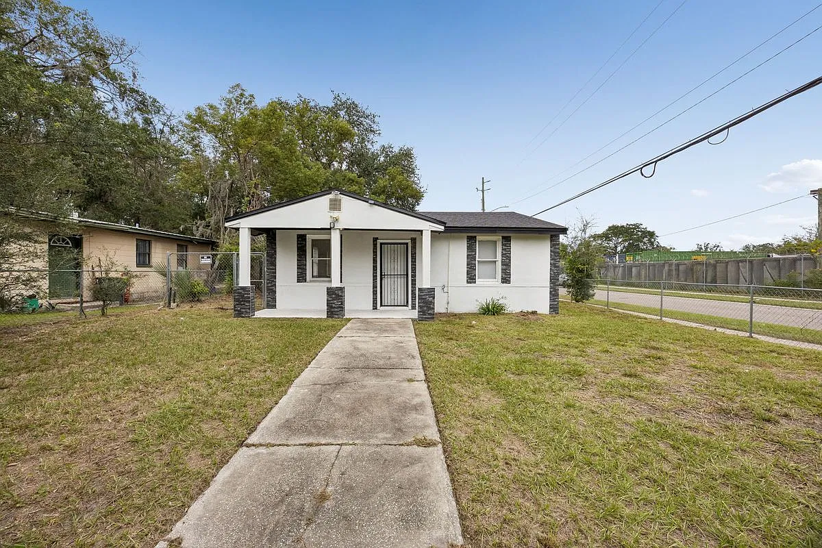 3 bed, 1.0 bath, 1140 sqft, $1,500 — Photo 1