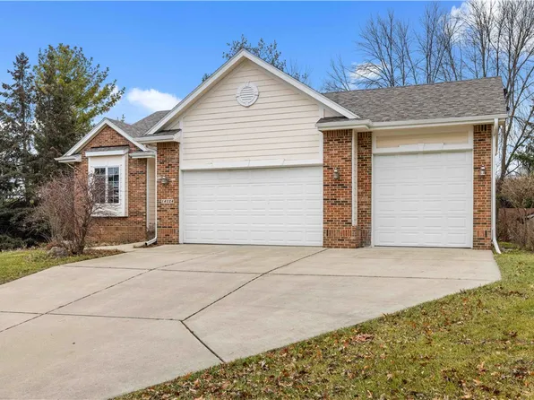 14224 Forest Ct, Clive, IA 50325