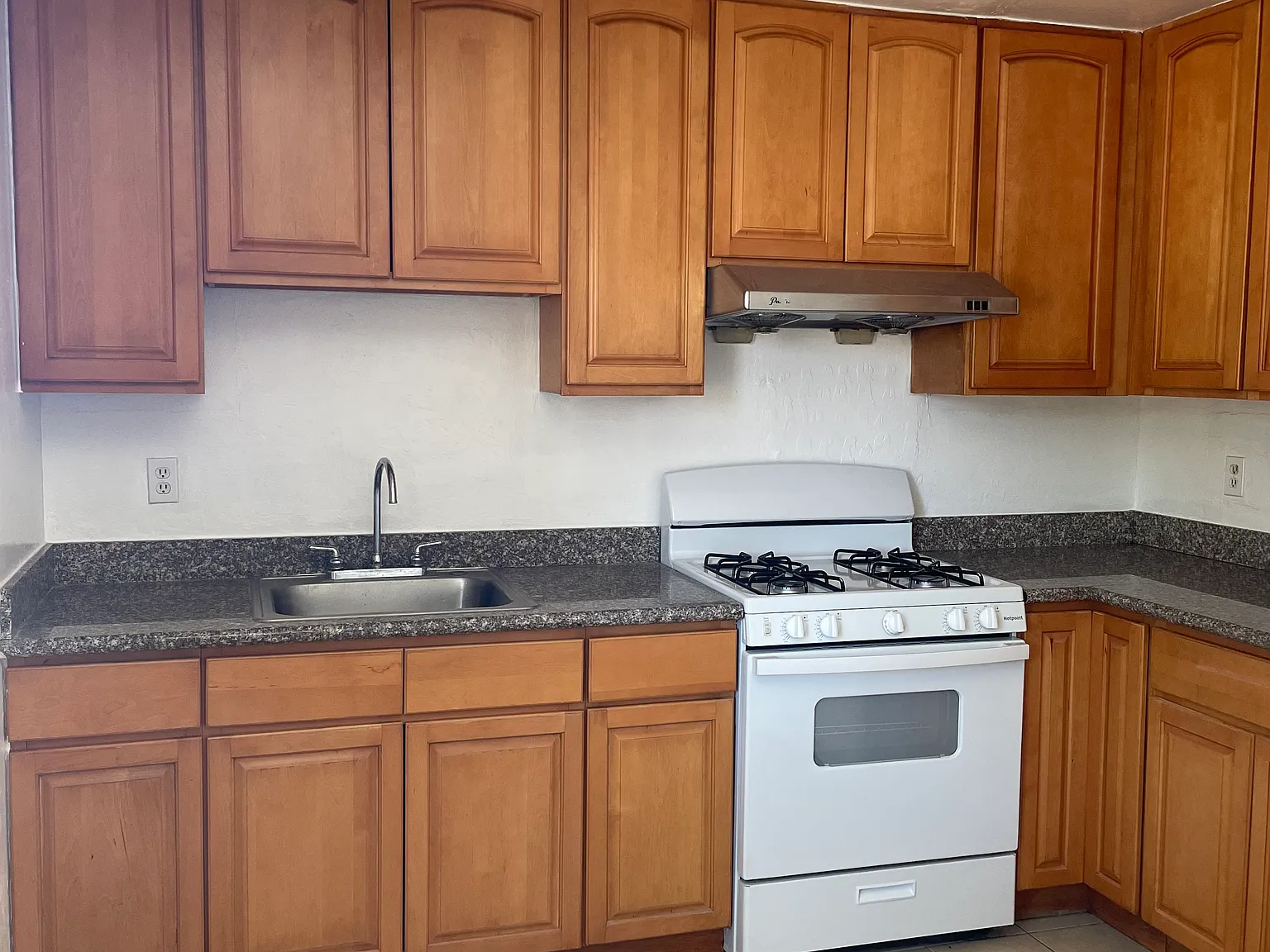 2 bed, 900 sqft, $2,500 — Photo 2
