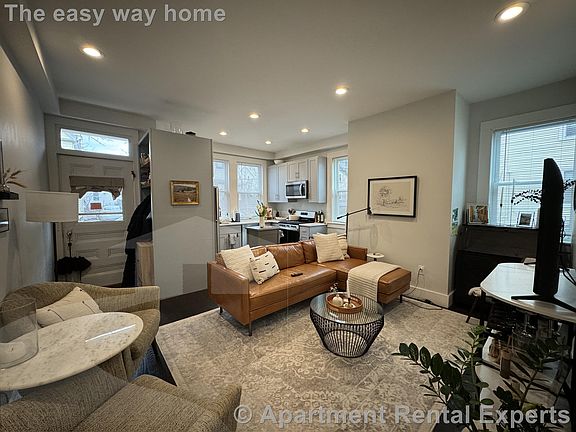 3rd image of 80 Kinnaird St #2