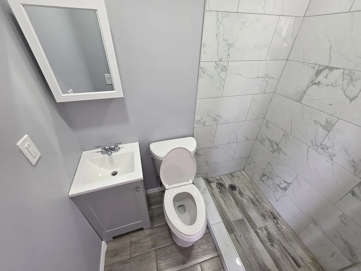 5 bed, 3000 sqft, $2,700 — Photo 2