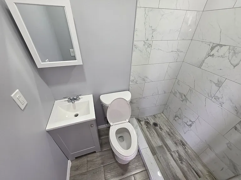 242 Hillcrest Ter — Photo 2