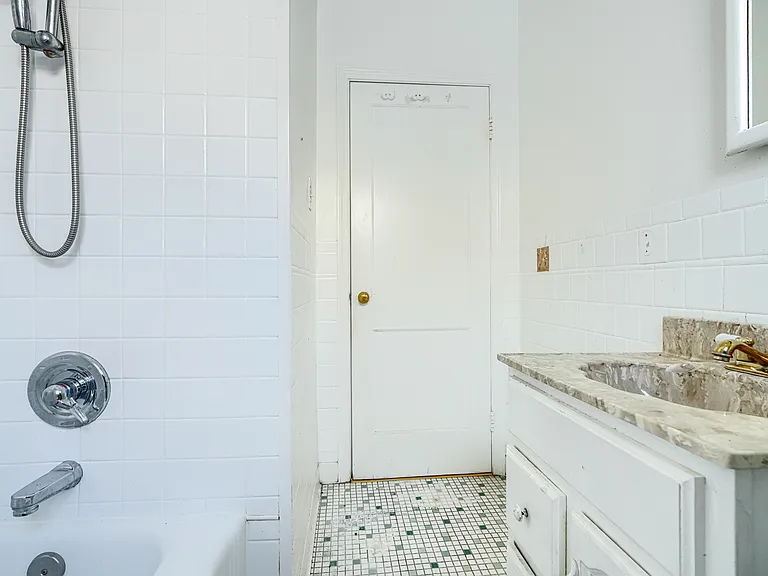 Bathroom w/tub shower
