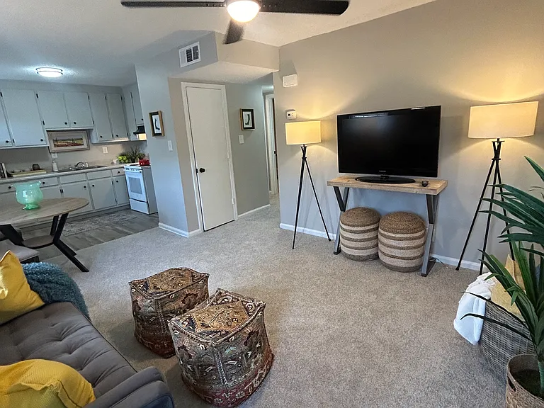 2220 Lincoln St #B — Photo 2