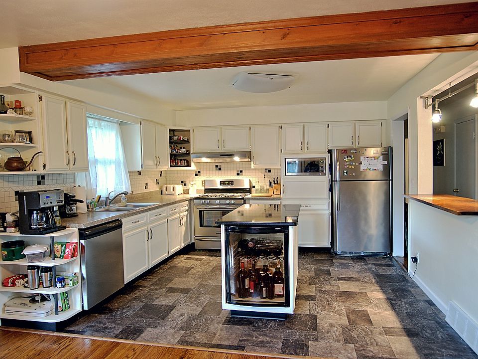 1st image of 104 E Clay St