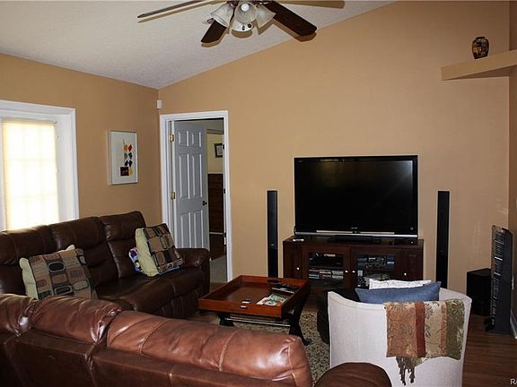3rd image of 1950 W La Bonte Cir