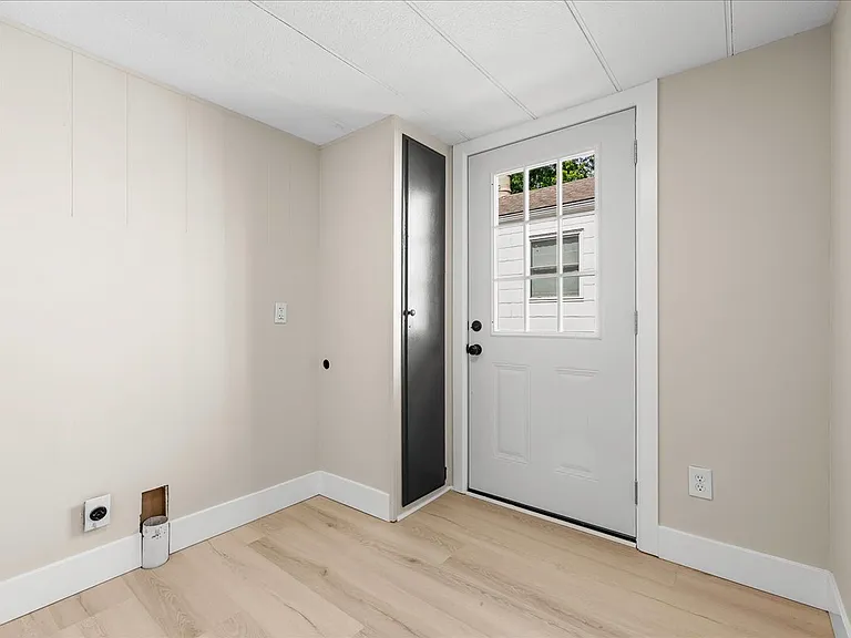 210 Lynn St — Photo 10