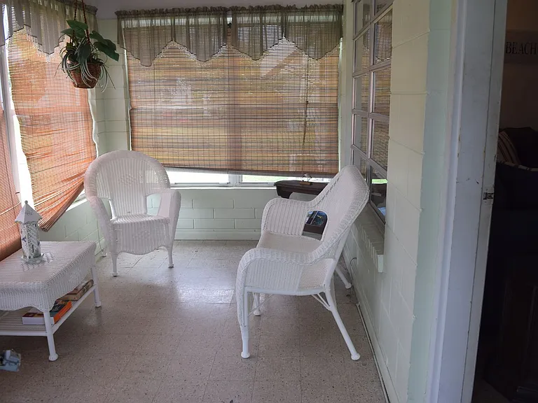 1622 NE Maureen Ct — Photo 10