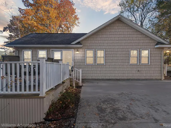 4469 N Canal Dr, Harrison, MI 48625