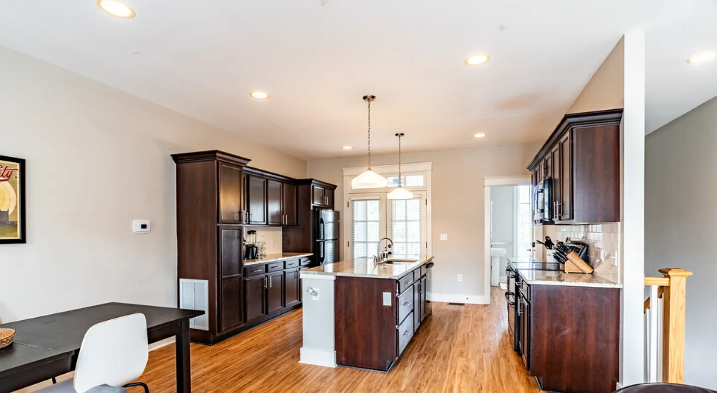 4 bed, 4.5 bath, 2800 sqft, $4,950 — Photo 3