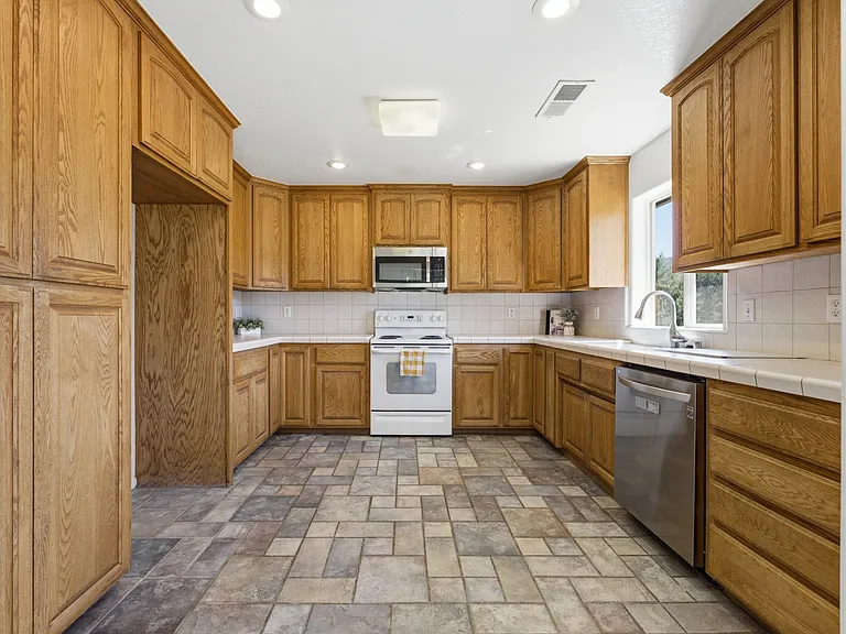 23440 Mashie Ct — Photo 8