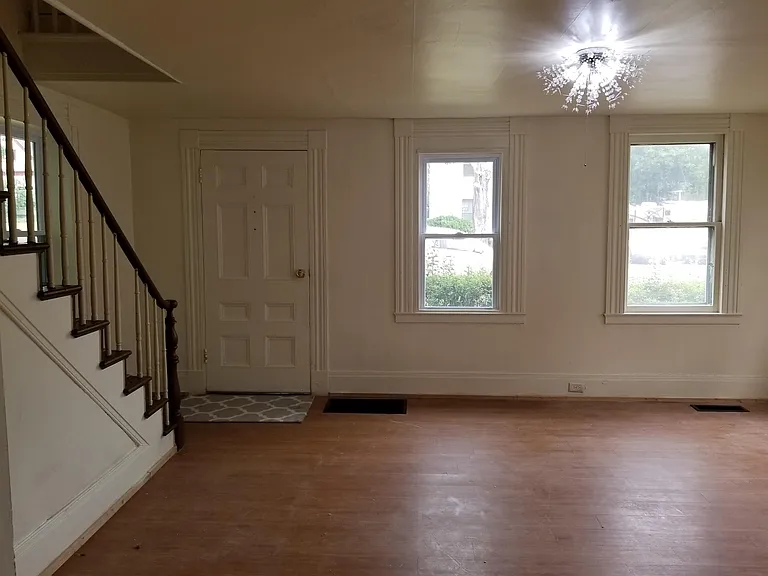 218 E Jackson St — Photo 8