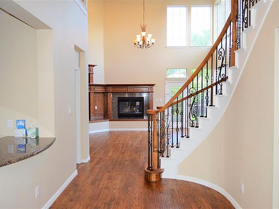 4th image of 3825 Lakedale Dr
