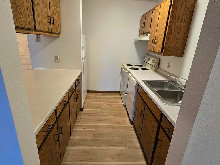139 Riverview Dr — Photo 3